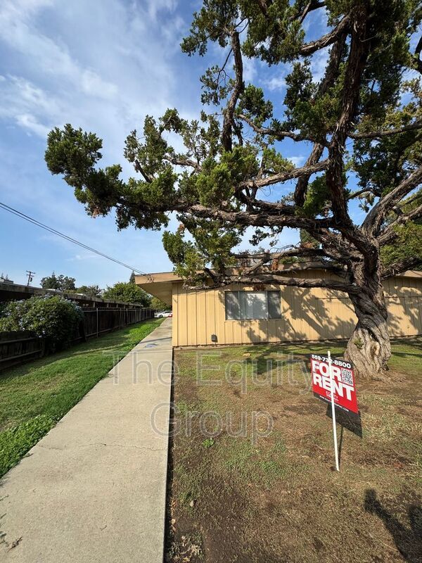 Building Photo - 1140 W Tulare Ave Unit C