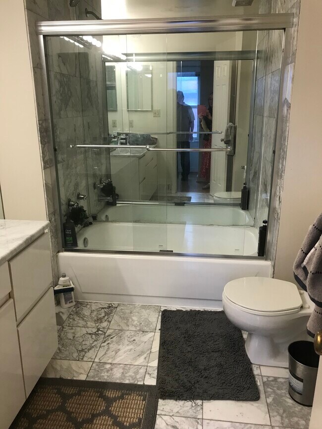 Uno de los últimos I baños completos. - 1402 Foxhall Rd NW
