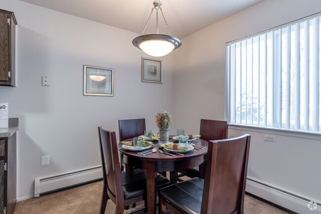 1BR, 1BA - 670SF - Dining Room - Brittany Park Apartments