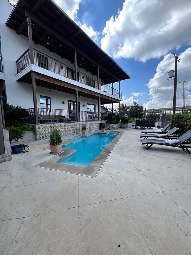 Building Photo - Gorgeous Condo minutes from The Pearl