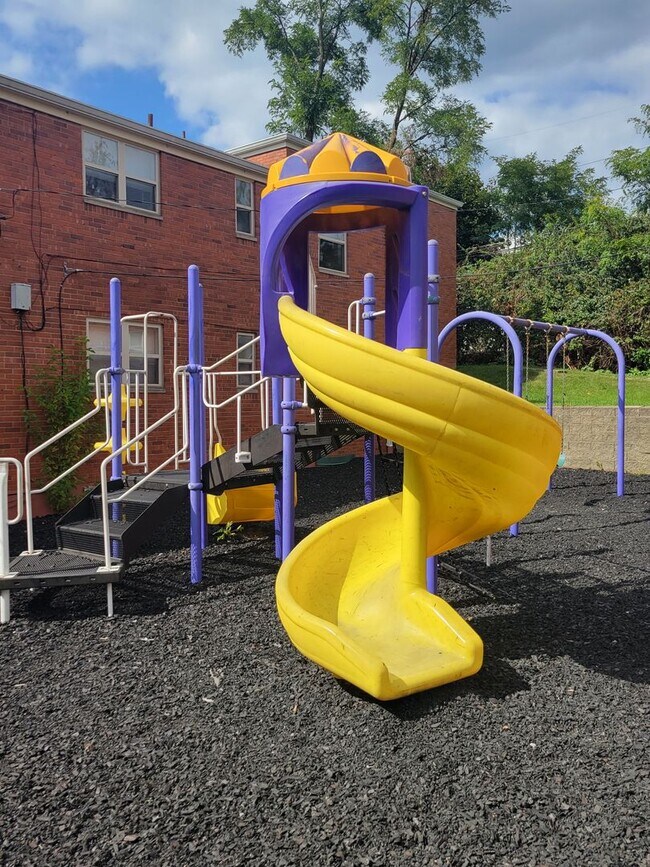 Cloverleaf Village Apartments