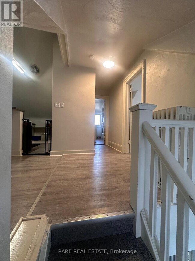 Photo - 737 Avenue Rd