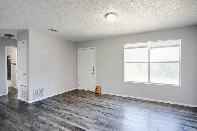 Photo - 20105 San Marcos Hwy Unidad 2A