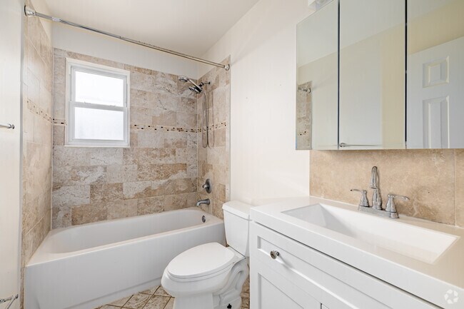 2BR, 1BA - 921SF - Bathroom