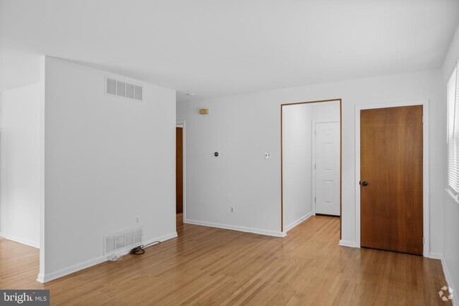 Building Photo - 414 Lees Ave Unit A Rental