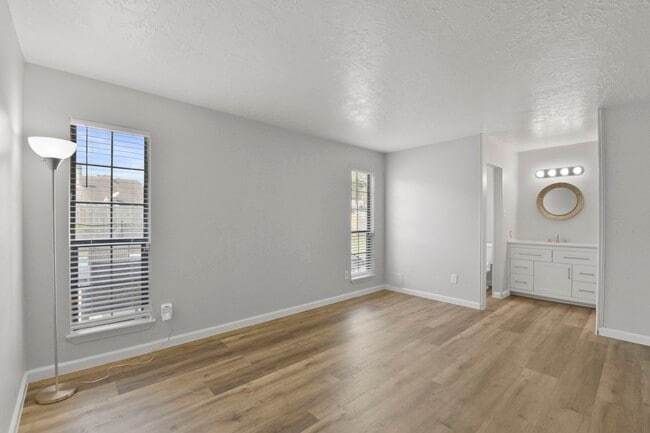 Building Photo - 707 Land Grant Dr