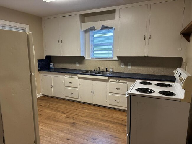 Photo - 102 Chitwood St