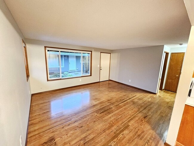 Photo - Renovated 2 Bedroom, 1 Bath Apt in Inner M... Unidad 3327