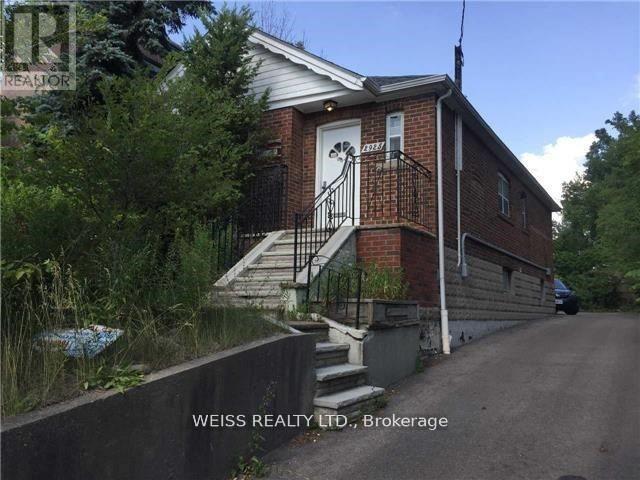 Photo - 2925 Bathurst St