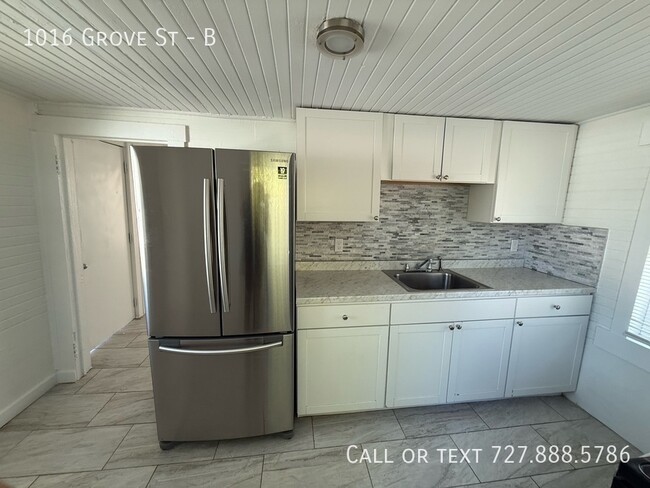 Building Photo - 1016 Grove St Unit B