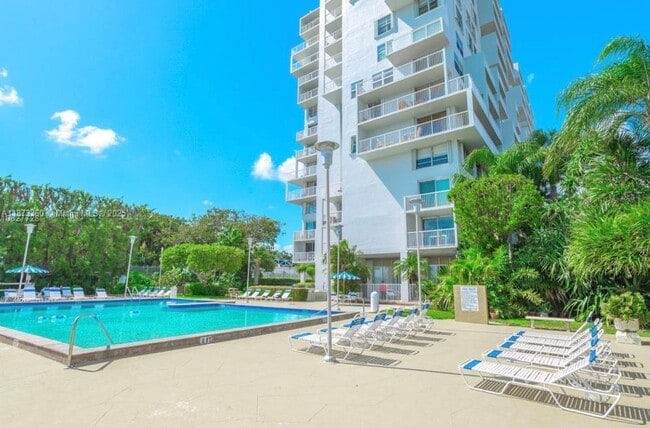 Building Photo - 150 SE 25th Rd Unit 9E Rental