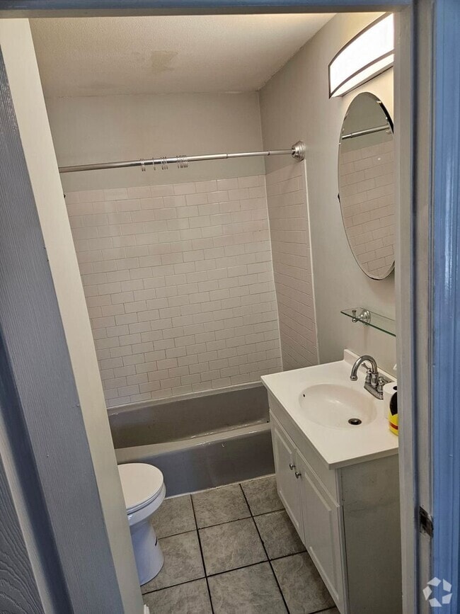 Building Photo - Beautiful two-story, four-bedroom unit! Rental