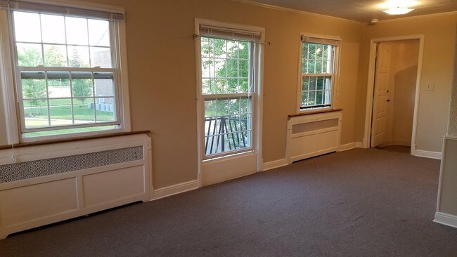Living/ Dining Area - 313 7th St Unit 2