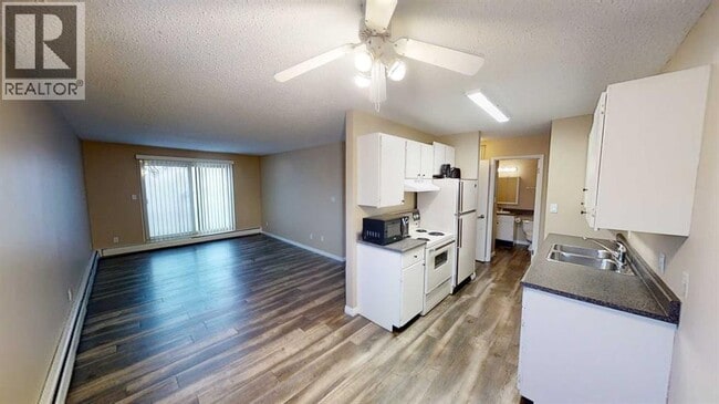 Photo - 10028-10105 105 Ave