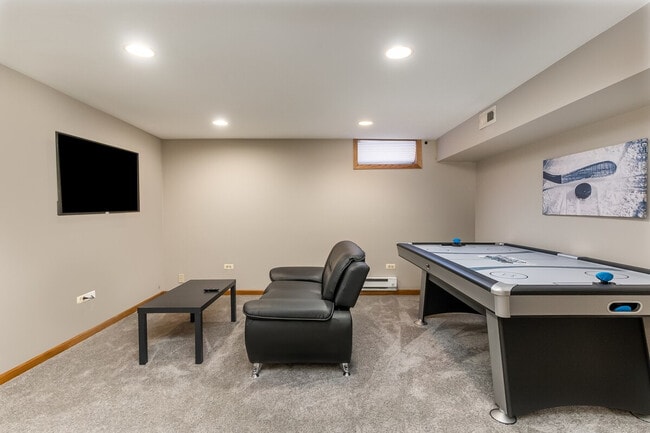 Building Photo - 330 N Maple St Rental