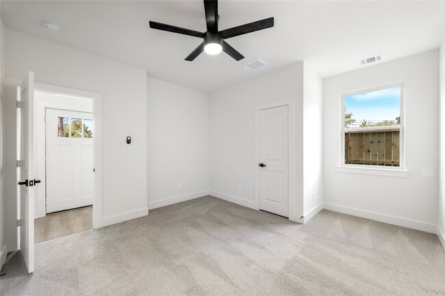 Photo - 947 Green Meadow Ln