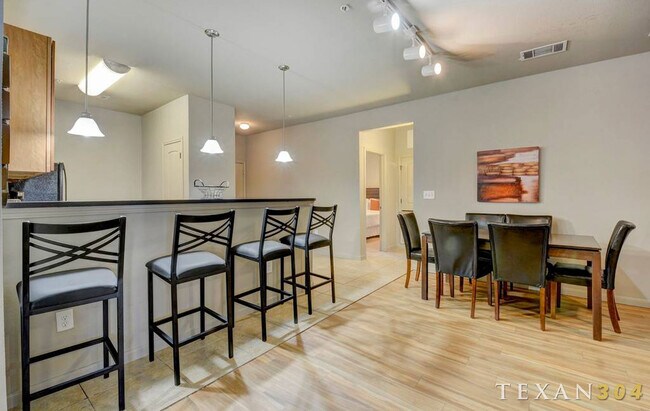 Photo - 302 E 30th St