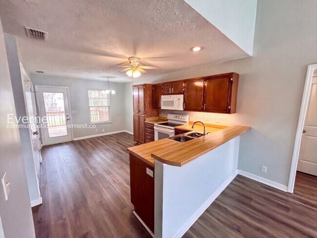 Photo - 2836 Roscommon Dr