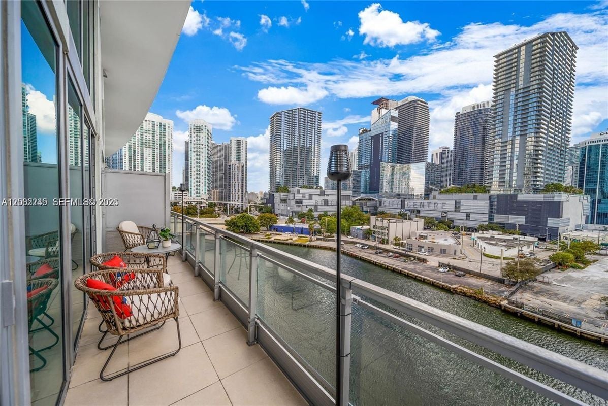 Photo - 92 SW 3rd St Unidad 902