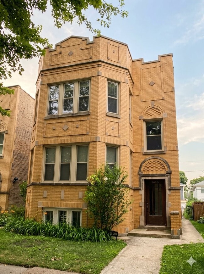 Buliding - 5655 W Ainslie St Unit 1