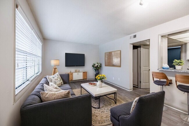 Sala de estar de un dormitorio en Selwyn Flats en Southpark, Charlotte, Carolina del Norte.