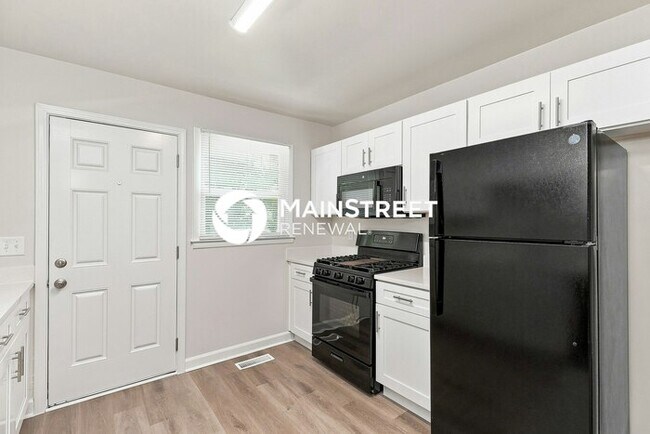 Photo - 3 Bedroom Pet-Friendly Home in Charlotte, NC with Main Street Renewal
