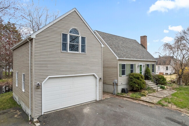 Photo - 62 Brookside Ave E