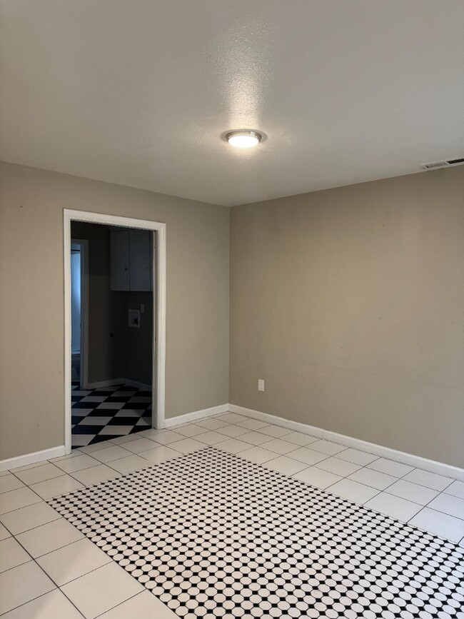 Photo - 343 E Lambourne Ave