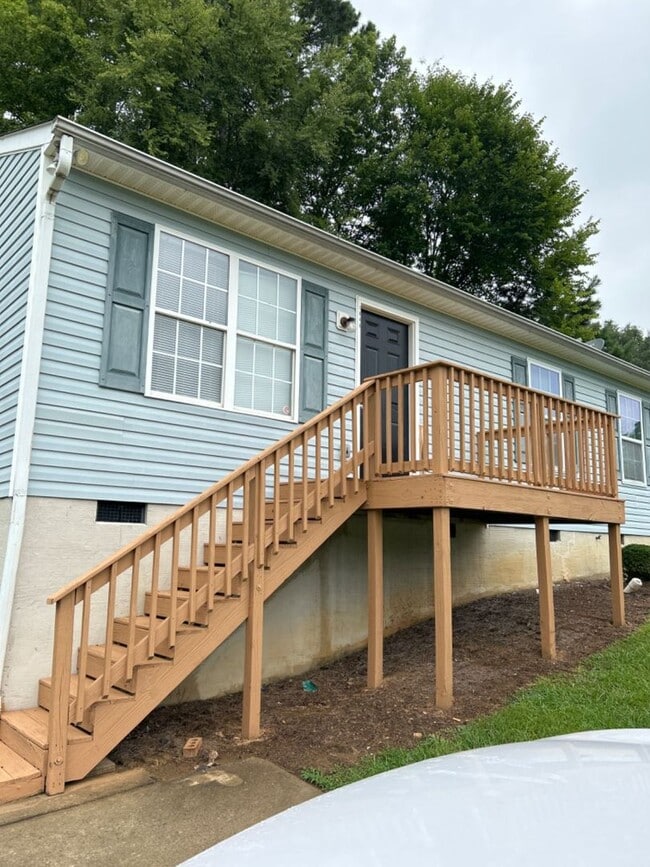 Building Photo - Freshly Updated 3 Bedroom 1 Bath Home in C...
