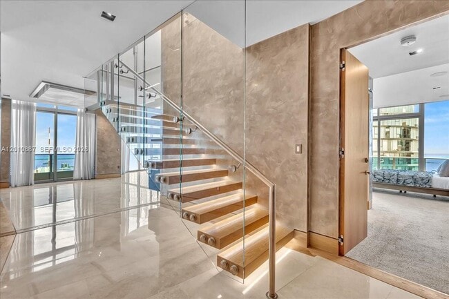 Building Photo - 200 Biscayne Blvd Way Unit PH 5401