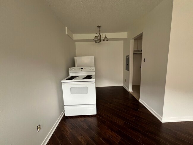 Photo - 1 Bedroom 1 Bath Lower Level Apartment available in Mississauga Unit 73