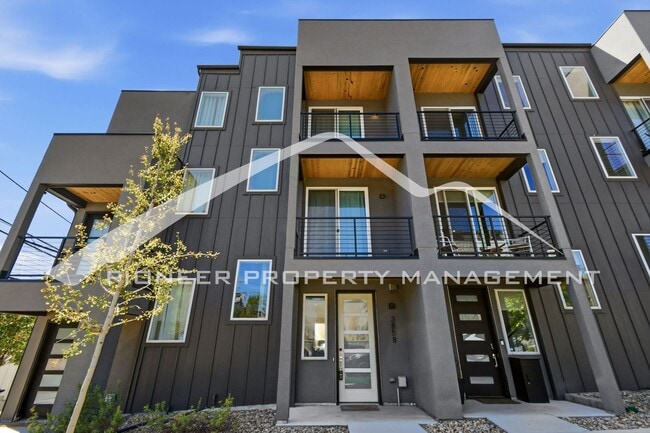 Building Photo - Spacious Townhouse with Washer/Dryer and Central AC