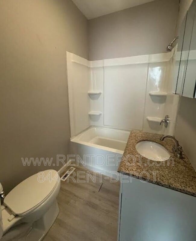Photo - 805-805 Hess Ave