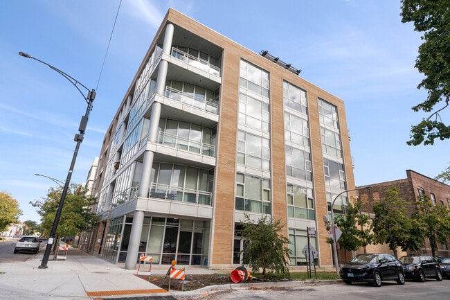 Building Photo - 1550 W Cornelia Ave Unit 403