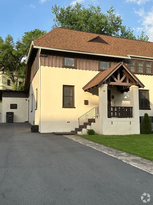 Building Photo - 3 bedroom, 2 bath, unfurnished or furnishe... Rental