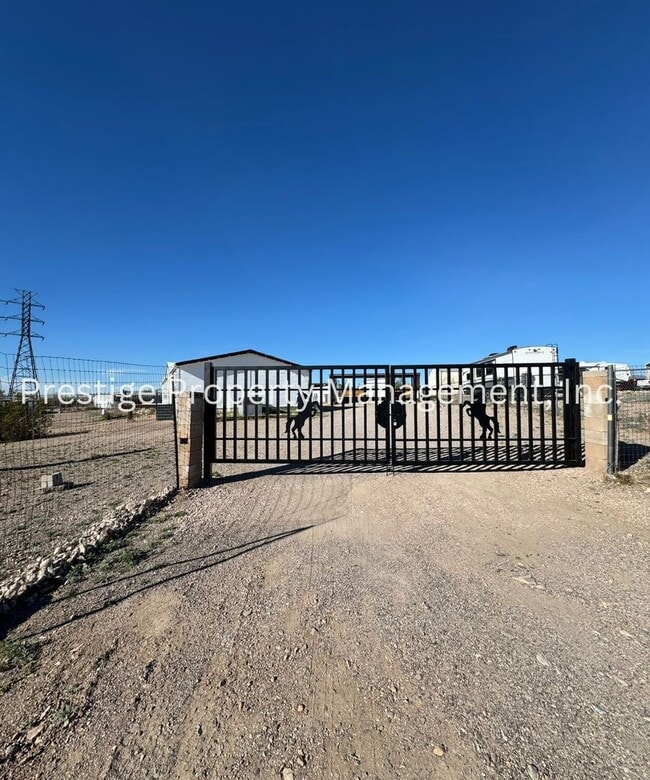 Building Photo - This 4/2 Vail Manufactured Home Is On A 1 Acre Lot!!!