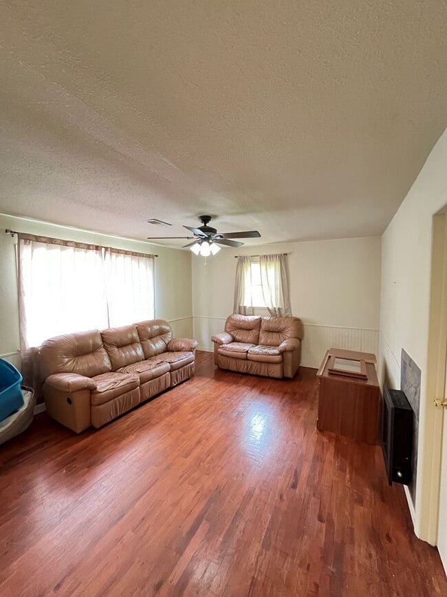 Photo - 3 bedroom 1 bath perfect for a minimalist!!  South FAY, 1m I-49 access