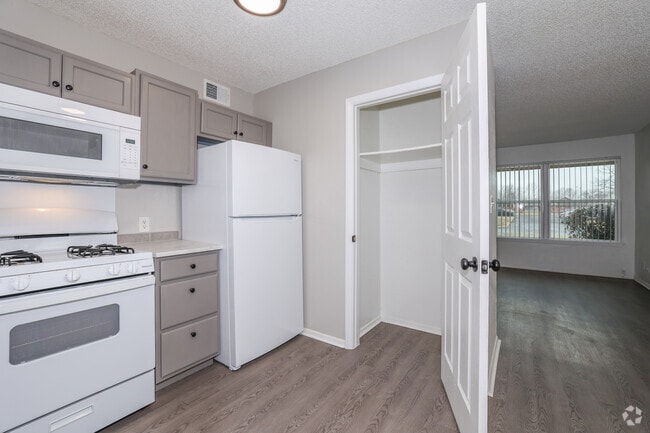 2BR, 1BA - 719SF - Kitchen
