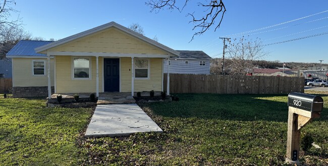 Photo - 920 Oak View Dr House