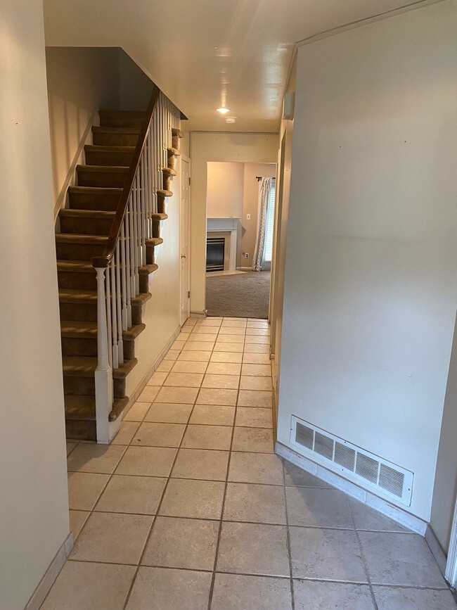 Photo - 121 Lamplighter Ct