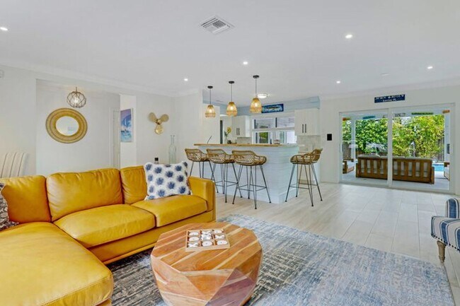 Photo - 9 W Riverside Dr