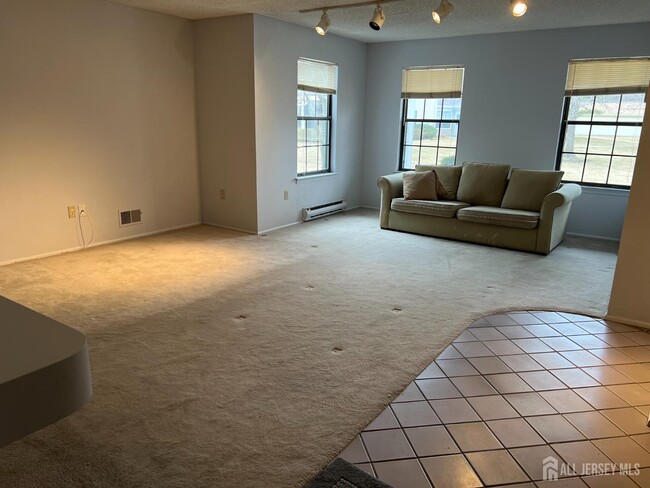 Photo - 196 Wycoff Way W