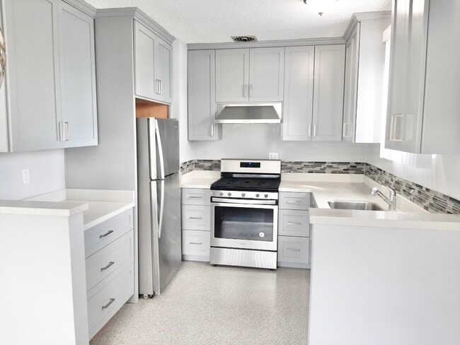 Building Photo - 1830 N La Brea Ave Unit 3 Rental
