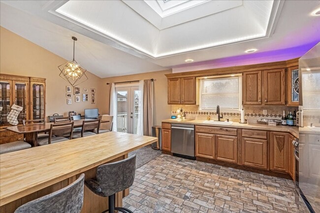 Building Photo - Immaculate 3 Bedroom & 2 Bathroom Unit 2nd Floor - House