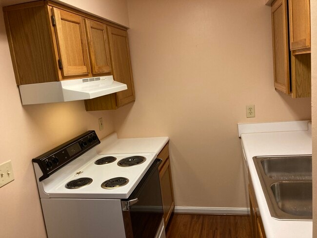 Kitchen - 5605 Happy Hollow Rd Unit 3