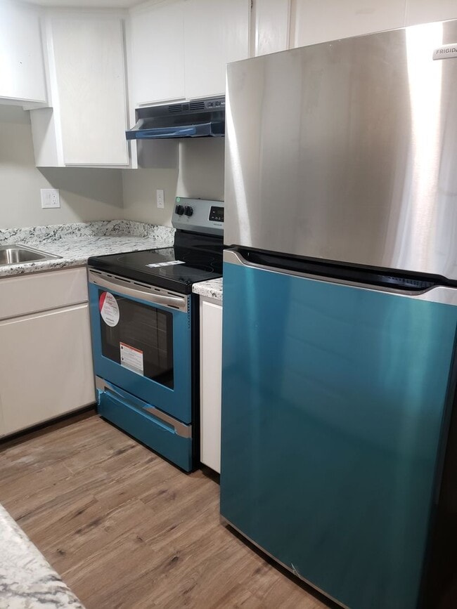 Building Photo - Renovated 2 bed / 1 bath with washer/dryer... Unit 3 Rental