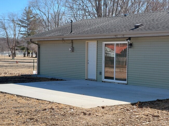 Gran patio en patio trasero cercado - 813 Eastmoor Dr