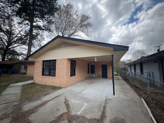 Photo - Beautiful 3 Bedroom/1&1/2 Bath Home with Central Air & Heat