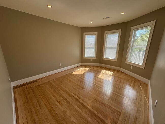 Photo - Amazing 4 bed 2 bath in Somerville.....