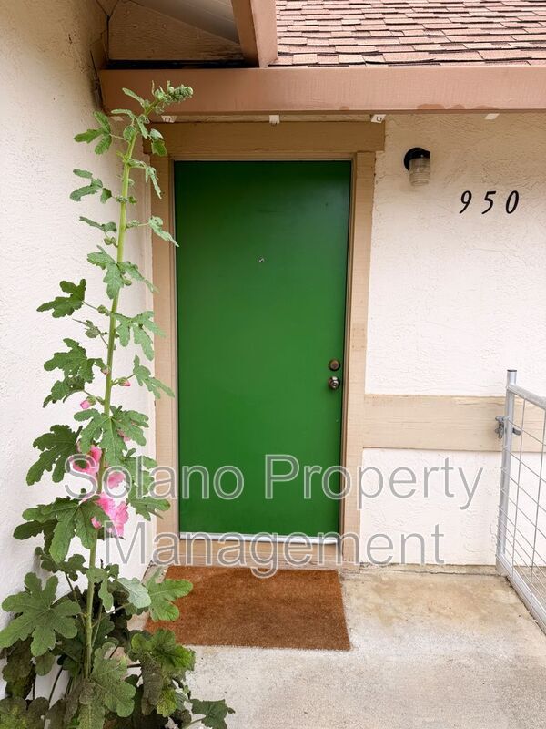 Photo - 950 Pembroke Way